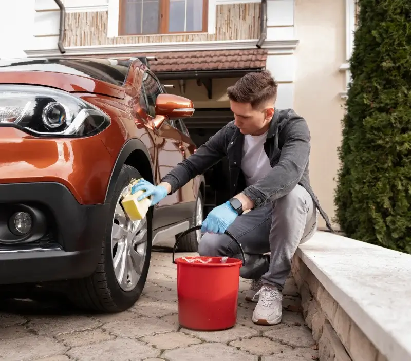Lavage auto à domicile Les Mesneux : professionnel intervenant sur un véhicule